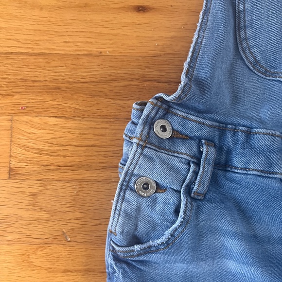 Zara denim jeans with suspenders. Girl size 9 - Picture 3 of 6